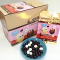 Bolas de chocolate negro con relleno central de nueces 