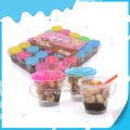 Taza para beber de chocolate de la mejor calidad con galleta dulce 
