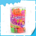 A las niñas les encantan los juguetes de caramelo con forma de peine de animales nuevos. 