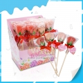 Piruleta de gelatina de rosa con palito de madera 