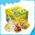 Venta caliente divertido huevo sorpresa de chocolate con dibujos animados con juguete y galleta 