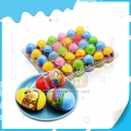 Nuevos huevos sorpresa de caramelo con diseño de pájaros de dibujos animados y juguete en su interior. 
