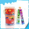 Tubo de pasta de dientes líquida, gelatina de frutas y caramelos. 