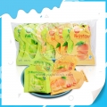 Pastel de rebanadas de fruta con cáscara de mandarina seca 