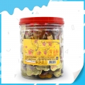 Caramelo de piruleta dura con sabor a fruta y ciruelas doradas 
