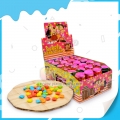 Chicle de colores con sabor afrutado, en botella de 6 g, envasado en barril. 