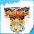 Paquete rojo de deliciosas patatas fritas crujientes y fragantes 