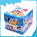 A los niños les gusta el juguete sorpresa King Milk Chocolate con galleta. 