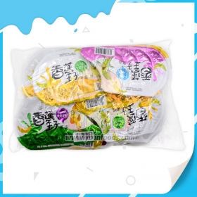 Gelatina de frutas con diseño en forma de plátano