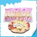 Deliciosa y sabrosa piruleta de caramelo con forma de collar de frutas. 