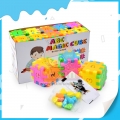 A los niños divertidos les gusta el cubo mágico de alta calidad con dulces. 