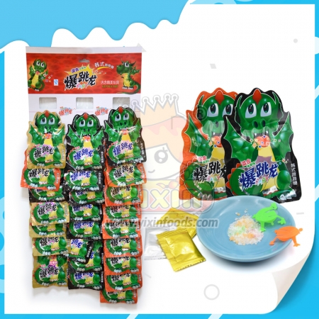 Dragón haciendo estallar caramelos con juguete