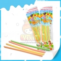 Artículo popular que gusta a los niños: caramelos largos con sabor a fruta. 