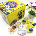 Huevo sorpresa de chocolate con forma de dibujos animados con galleta y juguete. 