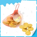 Envasado en frasco de alta calidad de chocolate con forma de moneda en bolsa de red. 