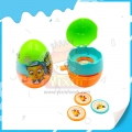 Juguete con forma de huevo con dulces para niños. 