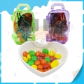 A los niños les encantan los juegos de dinosaurios, el equipaje, los juguetes y los dulces. 