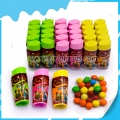 Grano de chocolate de colores en un frasco pequeño 