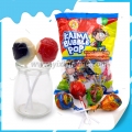 Piruleta de dos colores con chicle de leche en su interior 
