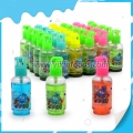 Spray de gas con sabor a fruta, envase pequeño de 30 ml, en bandeja. 