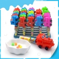 Tren de juguete colorido con caramelos de frutas en forma de bola comprimida 