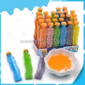 Botella de refresco y caramelos de fruta halal. 