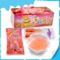 Gelatina con sabor a fresa en forma de botella con juguete en caja 