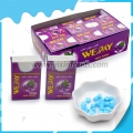 Caja pequeña que contiene caramelos compresivos con sabor a uva. 