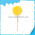Piruleta dura con sabor a fruta en forma de remolino amarillo 