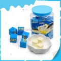 Caramelos duros en forma de cubo con sabor a leche, muy populares en África. 