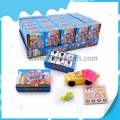 Juguetes para niños que reacondicionan coches con dulces y pegatinas. 