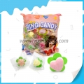 Caramelos duros de colores en bolsa con forma de anillo 