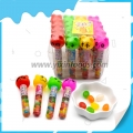 Caramelos de juguete de gominola en un frasco de dibujos animados 