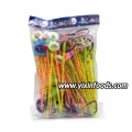 Caramelos largos coloridos a precio económico con juguete. 