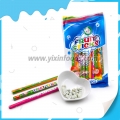 Nuevo embalaje de palitos de frutas de colores con caramelo prensado. 