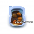 Confitería de mermelada de chocolate con forma de coche y bolitas de galleta 