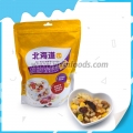 Alimentos saludables: avena, cereal, yogur, semillas de chía, avena. 
