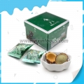 Bola de chocolate con oblea y relleno central de nuez con sabor a matcha 