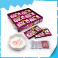 Chicle en tableta con sabor a fresa y caramelos explosivos 