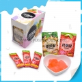 Bebidas de fresa y piña, dulces de gelatina. 