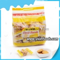 Tres piezas de galletas de queso envasadas individualmente. 