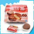 pastel relleno de pastel cubierto de chocolate 
