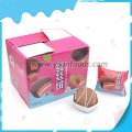 Pastel cubierto de chocolate con sabor a fresa 