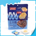 Deliciosas galletas crujientes en forma de cubo de obleas de chocolate 