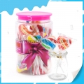 Piruleta arcoíris con forma de corazón y sabor a fruta 