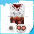 Bola de fresa seca cubierta de chocolate con sabor a chocolate y cacao 